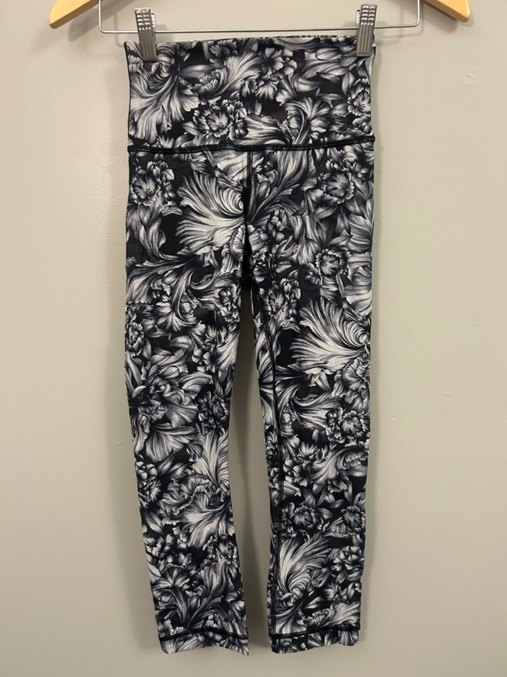 lululemon athletica Wunder Under Crop Night Garden Ice Grey Black & White Floral